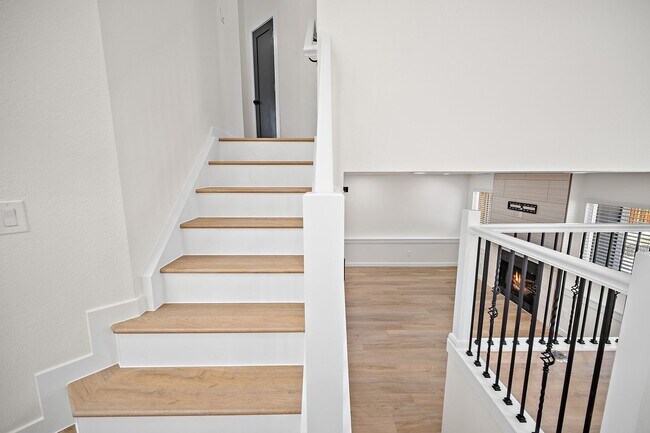 Building Photo - Stunning tri-level remodeled home in Briargate!