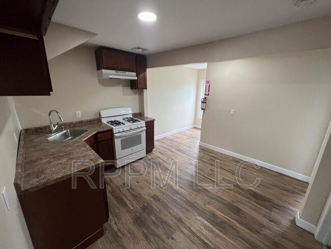 Building Photo - 562 Summer St