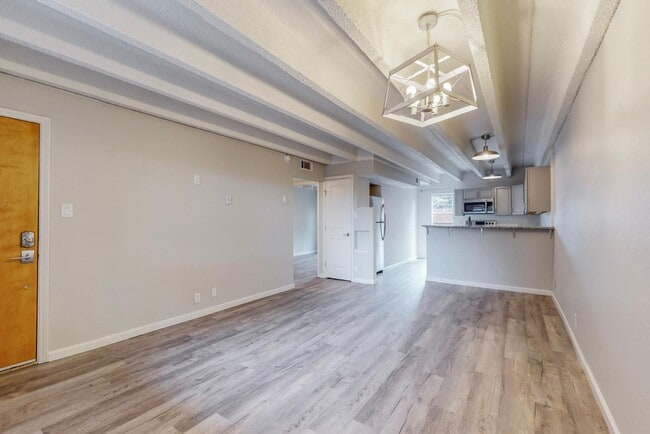 Building Photo - 1100 Alvarado Dr SE
