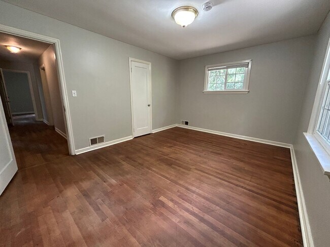 Building Photo - 2 Bed, 1.5 Bath Home with Basement and Sunroom