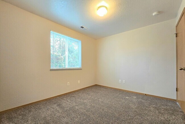 Building Photo - Charming 3 Bed/ 1.5 Bath Home Available in Lake Stevens