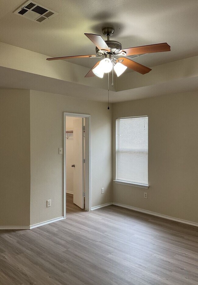 Building Photo - NEW FLOORING - AVAILABLE NOW!