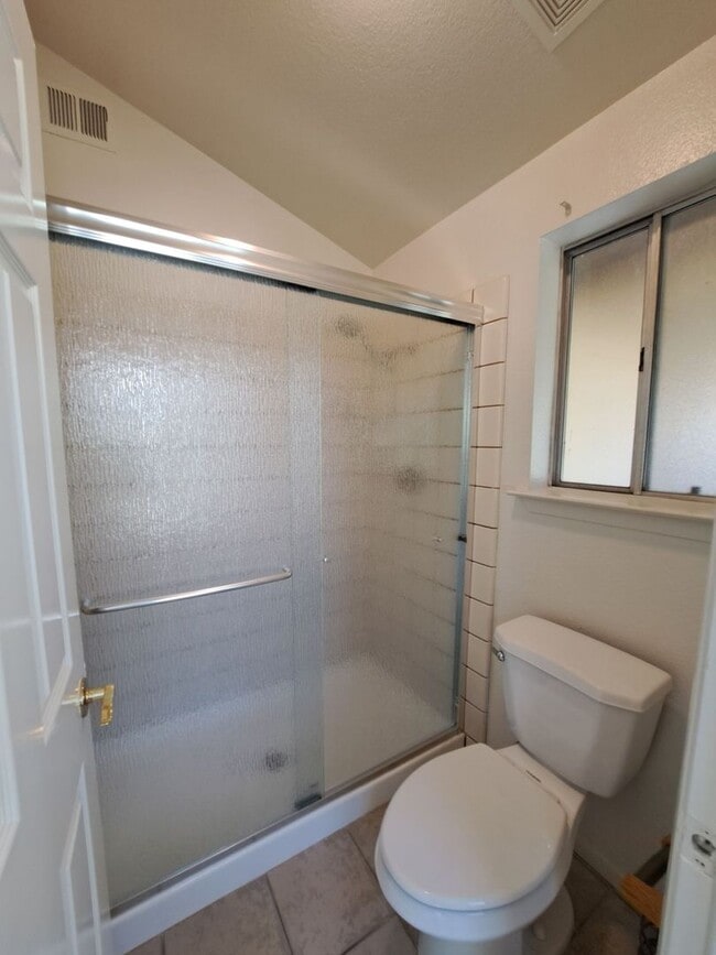 Building Photo - Single Level 3 Bedroom Home Ready to Move in!
