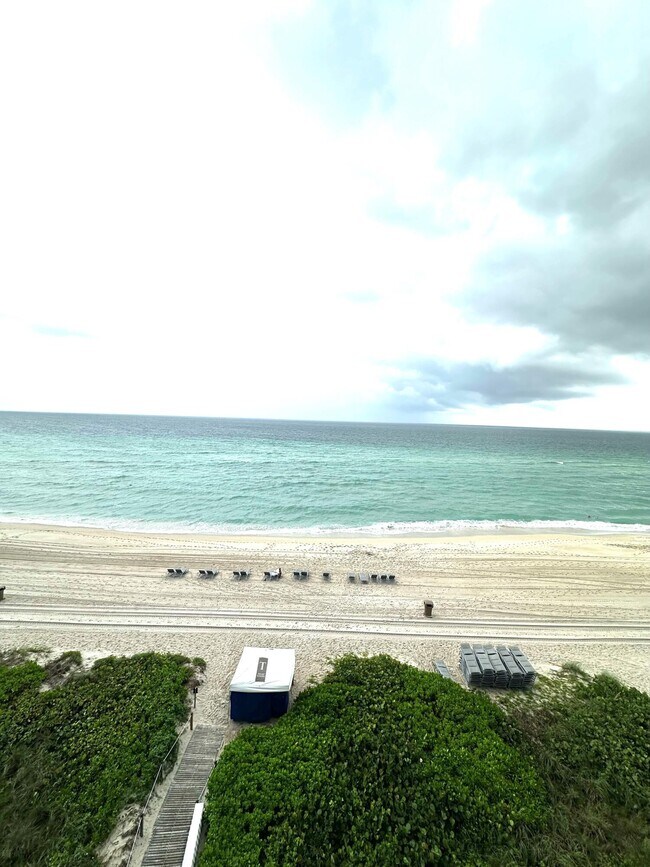 Building Photo - 15901 Collins Ave