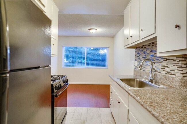 Building Photo - 537 E Hyde Park Blvd