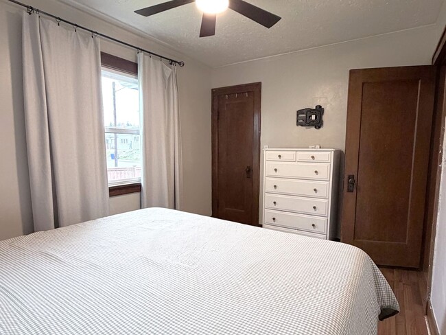 Building Photo - Charming 2 bedroom 1 bath house Available 05/01/2026