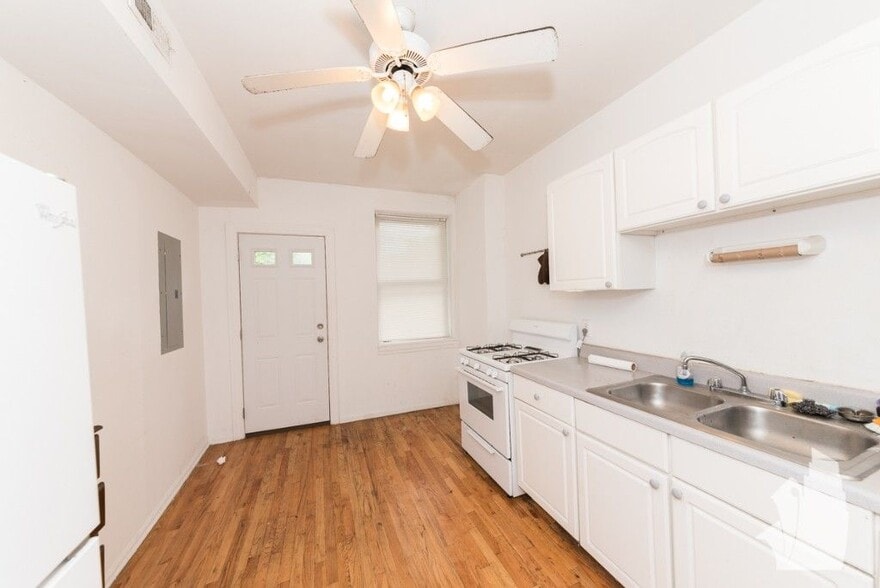 Building Photo - 3820 N Sheffield Ave