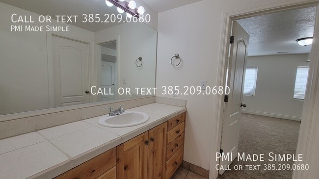 Building Photo - 3042 E Somerset Dr