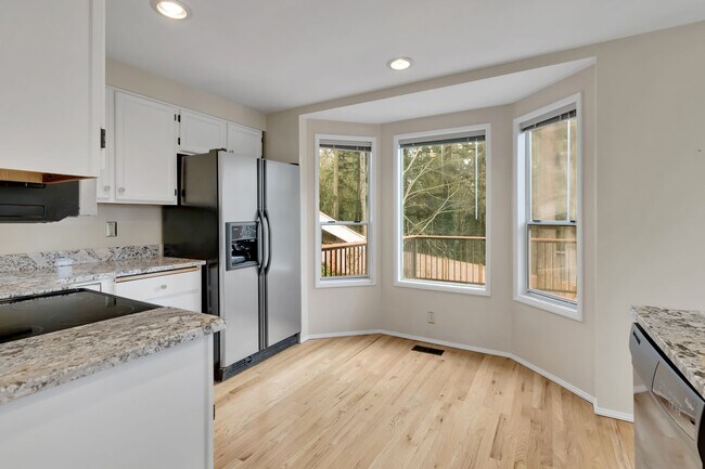 Building Photo - Spacious 3BR Home w/ Large Fenced Yard in Prime Woodinville Location