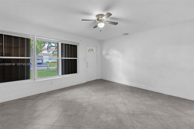Building Photo - 1640 NE 33rd St