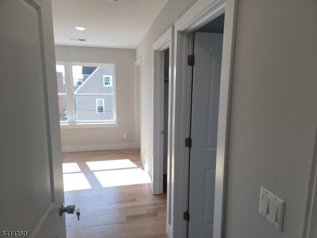 Building Photo - 118 Shephard Ave