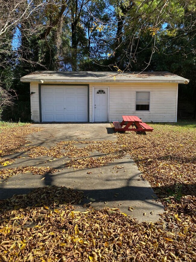 Building Photo - 228 Yellowleaf Dr