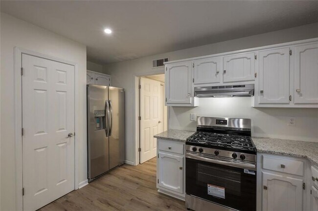 Building Photo - 5081 Hubert Dr