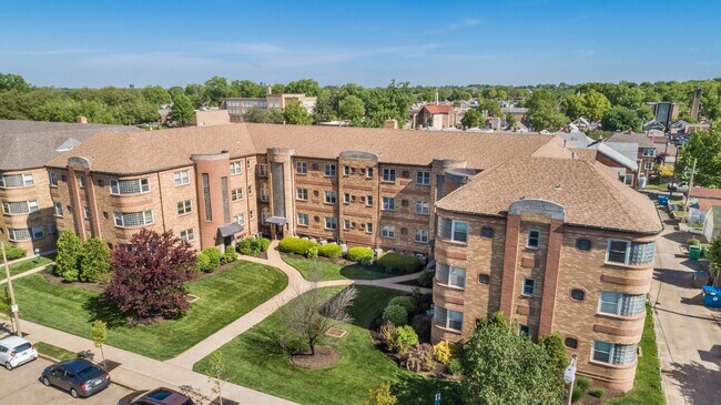 Building Photo - 5821 Lindenwood Ave