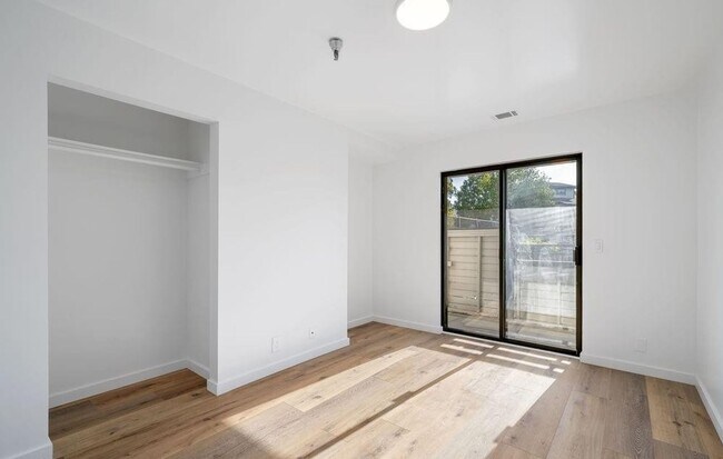 Building Photo - Exceptionally Upgraded First Floor Cedar C...