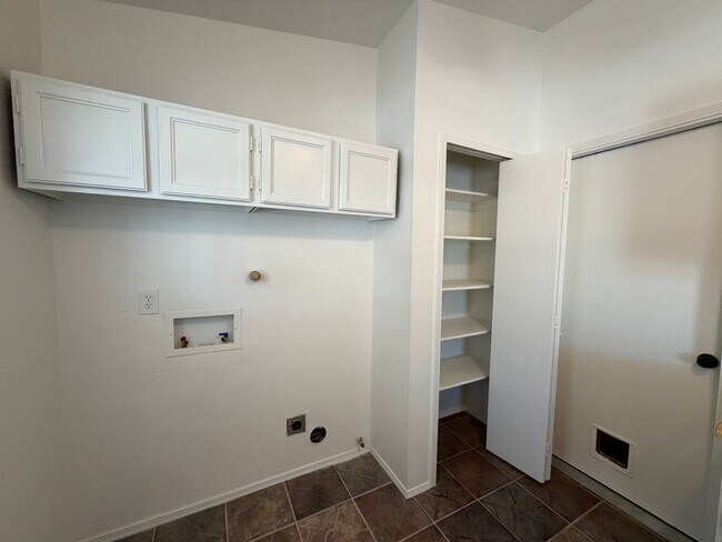 Building Photo - 628 Pontiac Dr SW