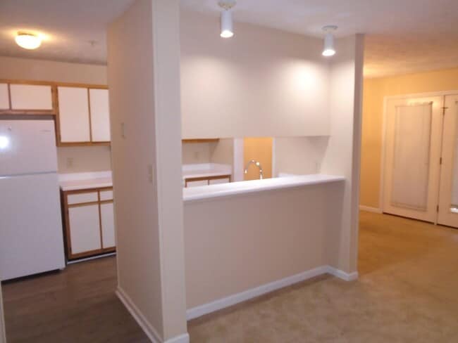 Building Photo - 2Bed / 2 Bath Condo.  Freshly painted, available NOW!!!