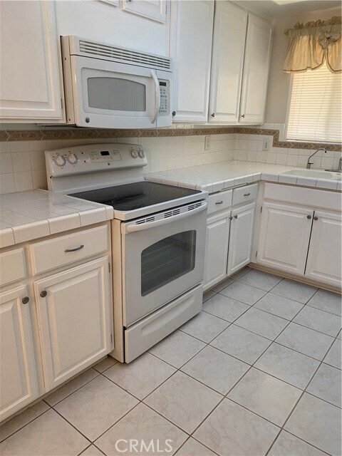 Building Photo - 5527 Via La Mesa