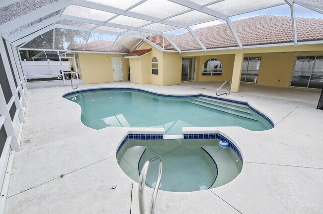 Building Photo - Palm Harbor Pool Home