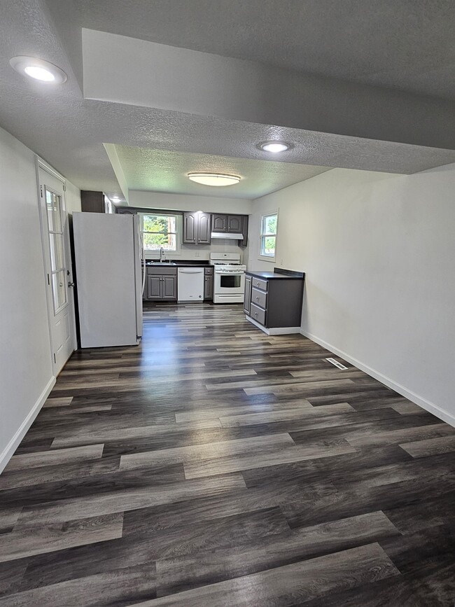 Building Photo - 414 E Omer Ave