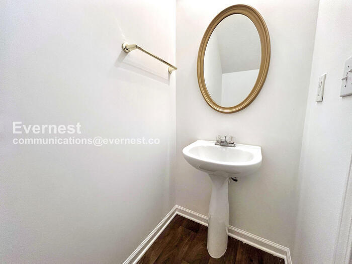 Building Photo - 218 Copperbend Dr SE