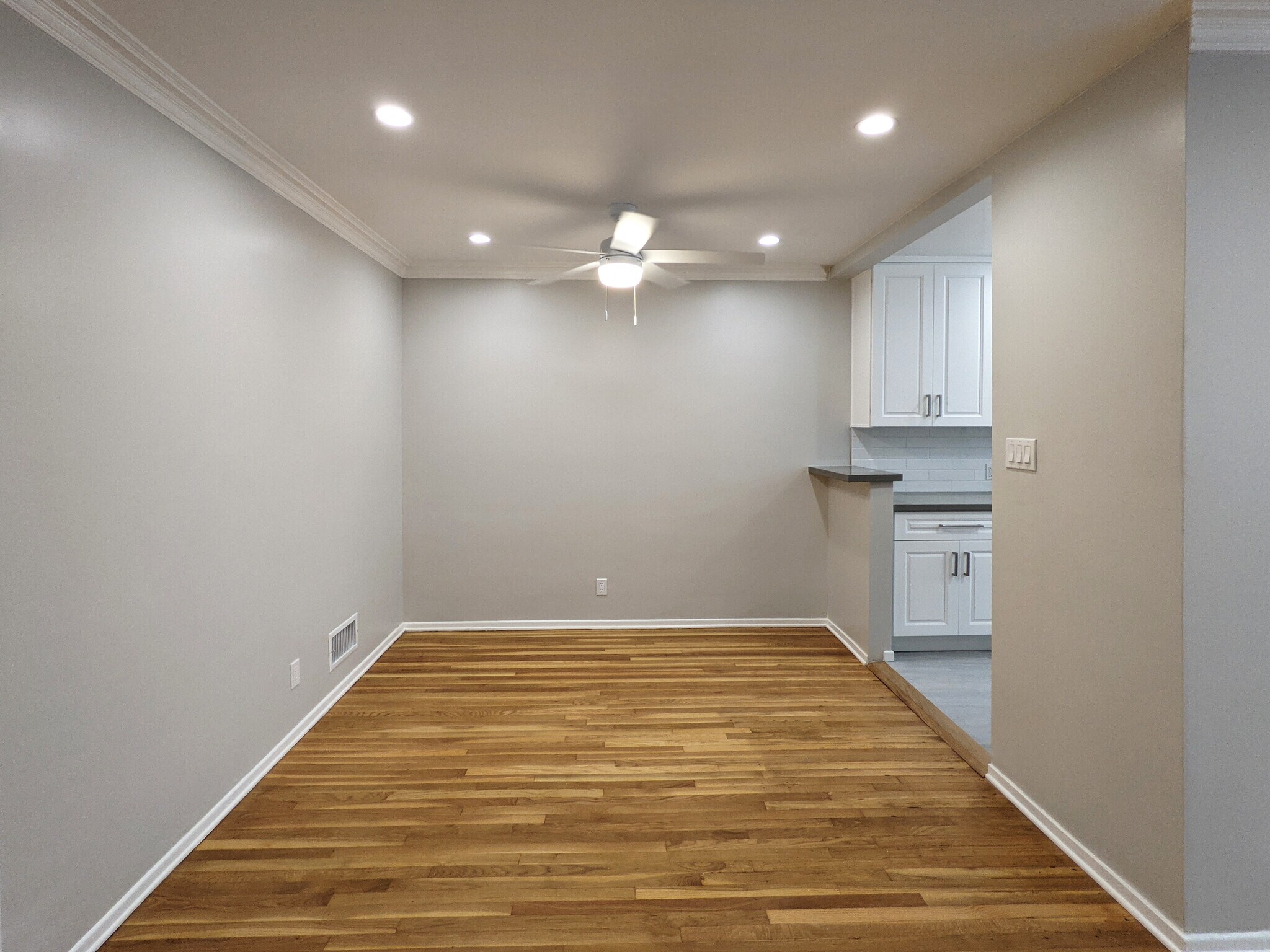 Building Photo - 458 S Oakhurst Dr