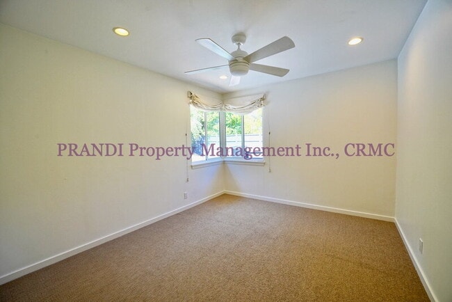 Building Photo - 10 Idalia Ct