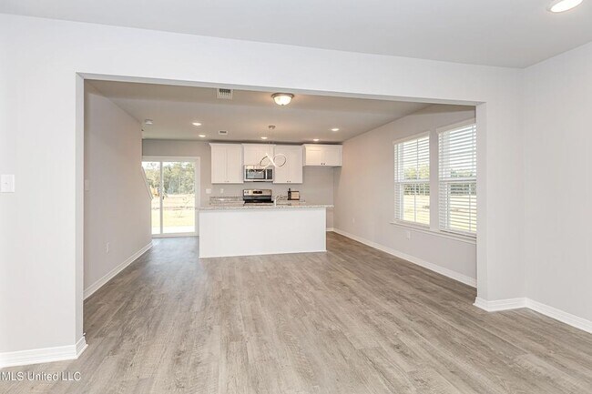 Building Photo - GORGEOUS HOME FOR RENT