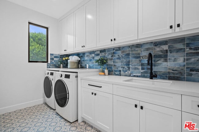 Building Photo - 4475 Mammoth Ave