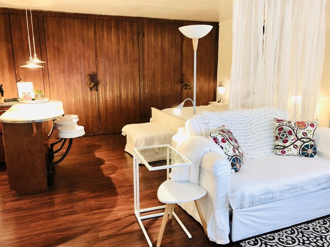 Building Photo - 4136 Beach Dr SW