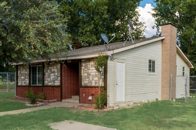 Primary Photo - Beautifully Renovated 2 Bed 2 Bath - Deep-...