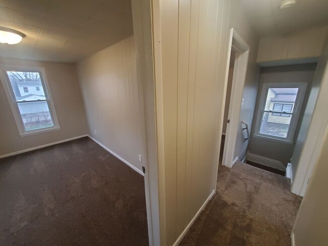 Building Photo - 4 Bedroom, 1 Bathroom home just South of Downtown!