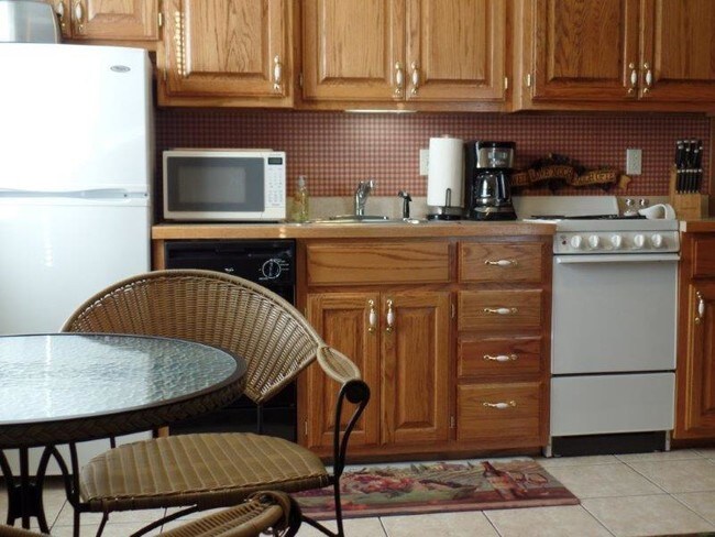 Building Photo - Crestwood Apartments / Extended Stay