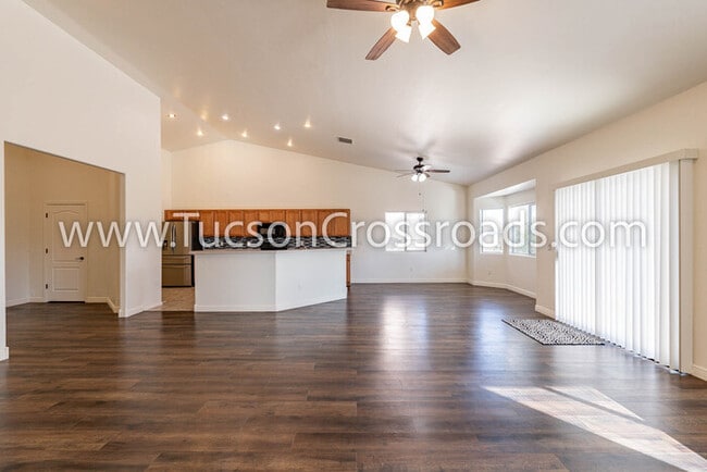 Building Photo - 4 Bedroom / 2 Bathroom Home