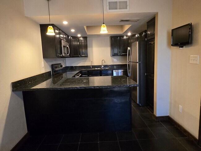 Building Photo - Beautiful two story, 3 bed, 1 full bath, 2...