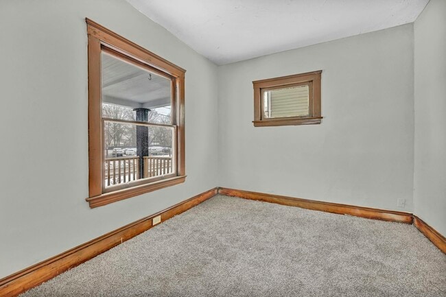 Building Photo - 1261 E 123rd St