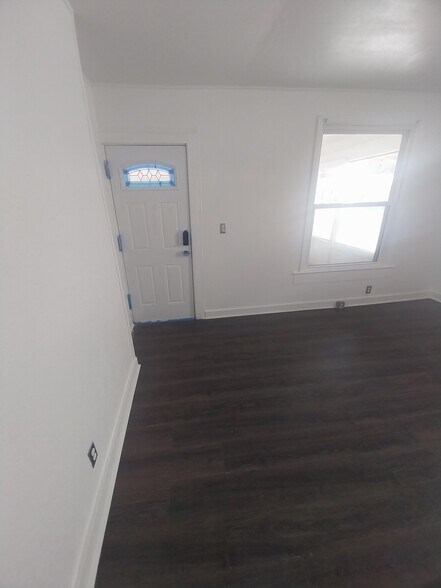 Building Photo - 211 S Oleander Ave