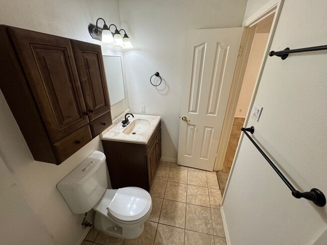 Building Photo - Ready For Move In - Nice 3/2 in West SA In...