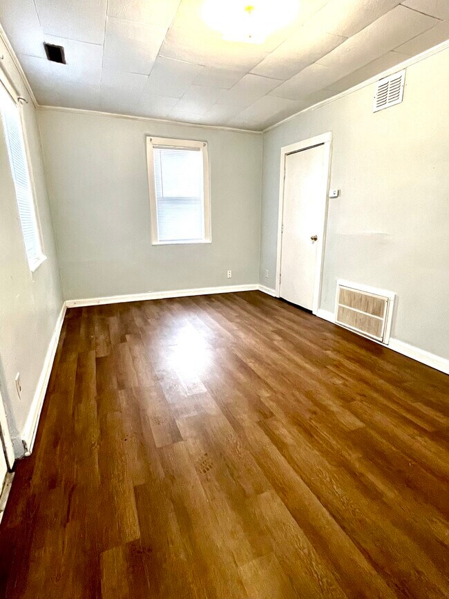 Building Photo - 1729 E Franklin St