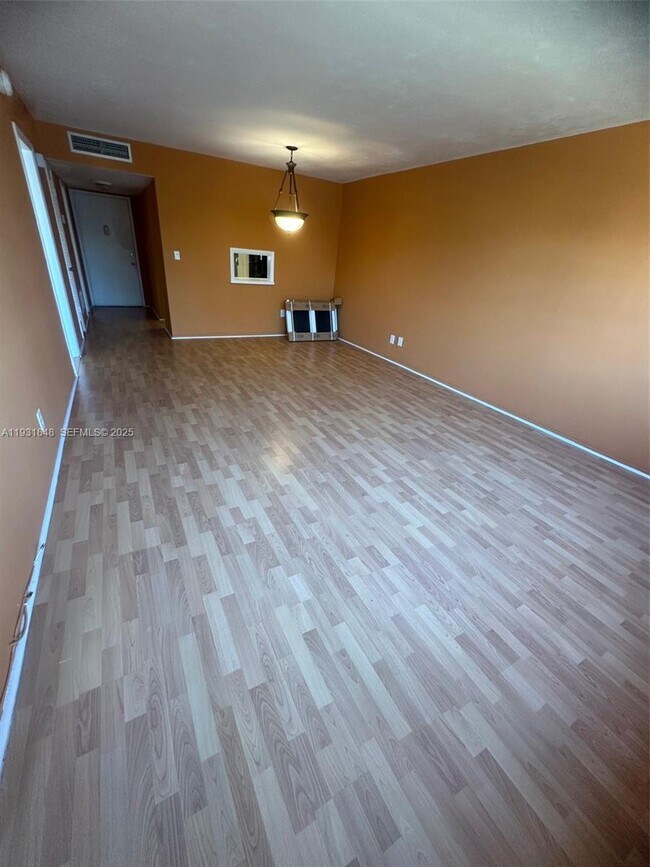 Building Photo - 1530 NE 191st St