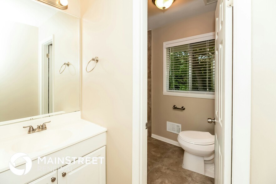 Building Photo - 537 Roxbury Dr