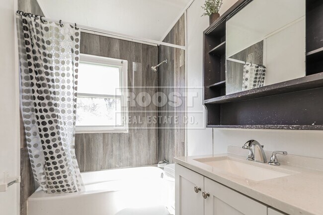 Building Photo - 3 Bedroom 1 Bathroom Single Family Home Available in Springfield!