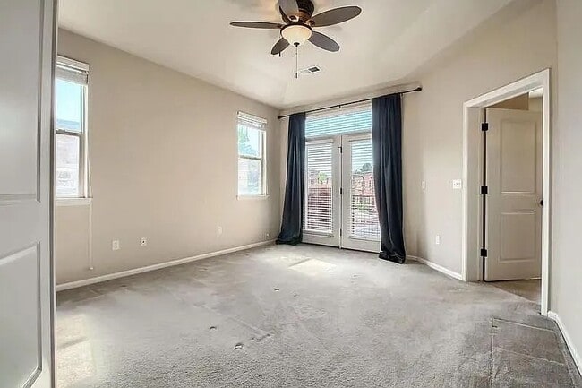 Building Photo - Beautiful 3 bedroom townhouse