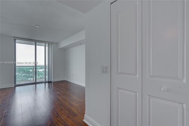 Building Photo - 2641 N Flamingo Rd