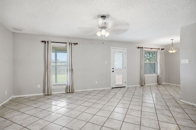 Building Photo - Charming 3 Bedroom Home near Schools and Rec Center
