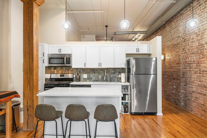 2025 Kitchen View 1 - 1525 S Michigan Ave