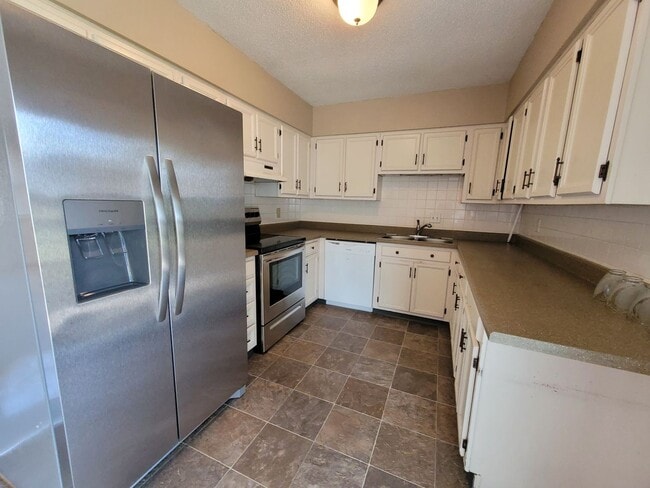 Building Photo - Marion 3 bedroom 1 bath additional family room, new carpet & Appliances, 1 stall garage, fenced y...