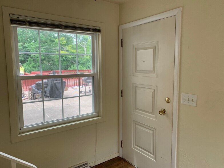 Building Photo - 219 Eisenhower Dr