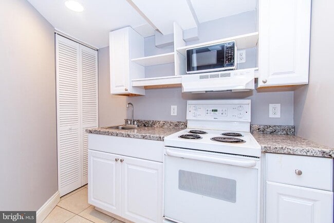 Building Photo - 2039 Hillenwood Rd