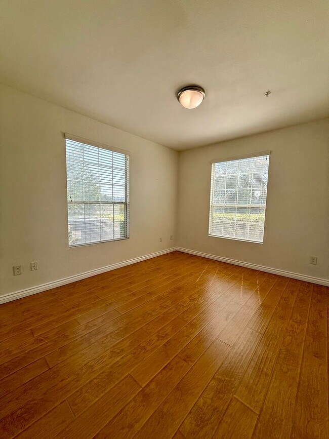 Building Photo - Charming 3 Bedroom 2 Bathroom Condo in the...